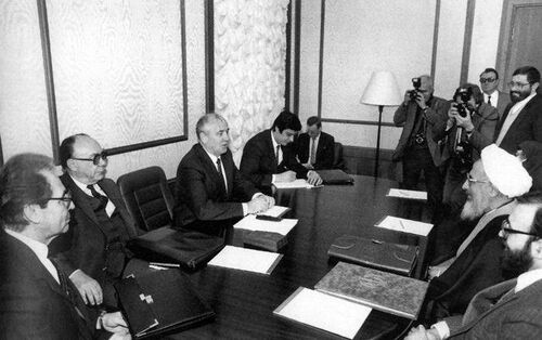 تصویر ابلاغ پیام امام‌خمینی به گورباچف